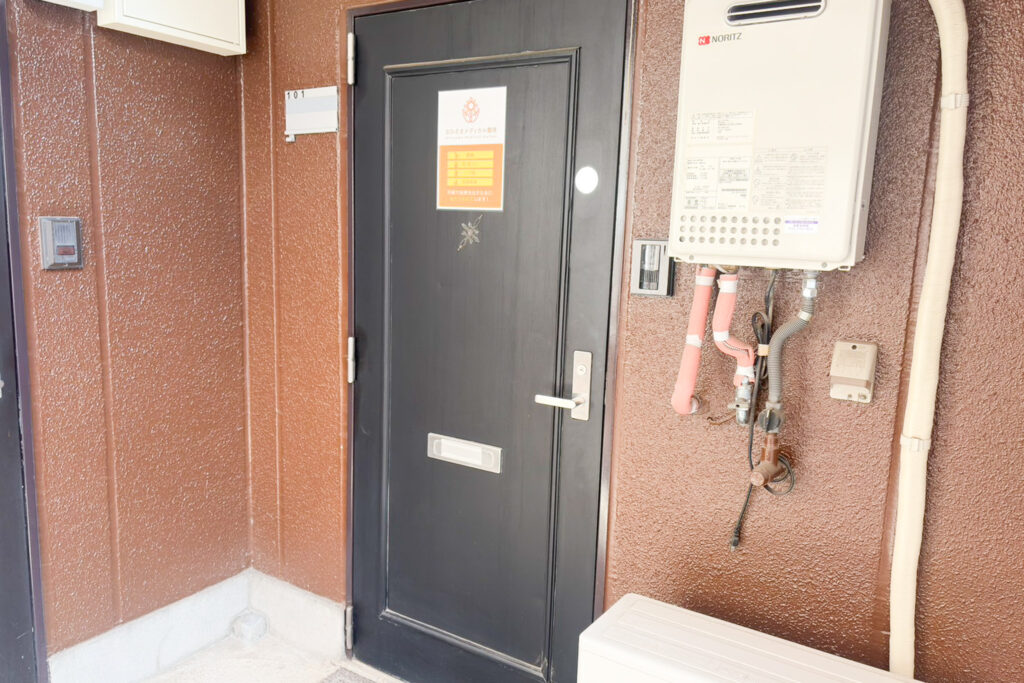 千歳烏山店の入り口ドア