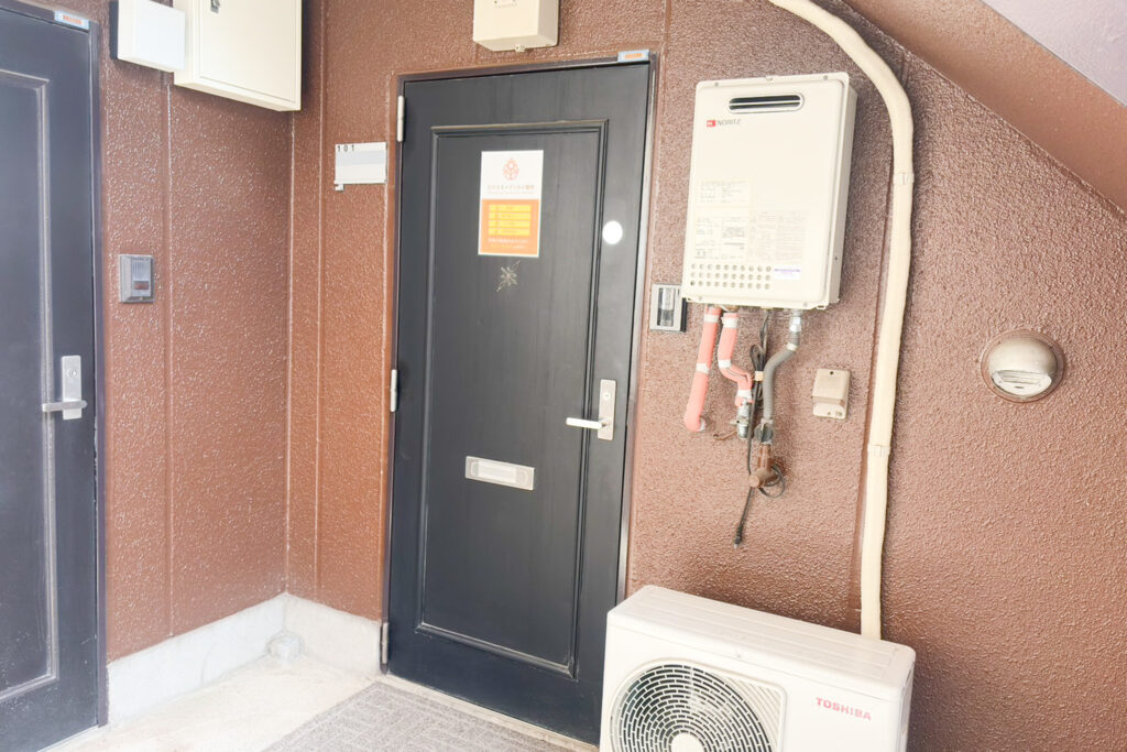 千歳烏山店の入り口ドア