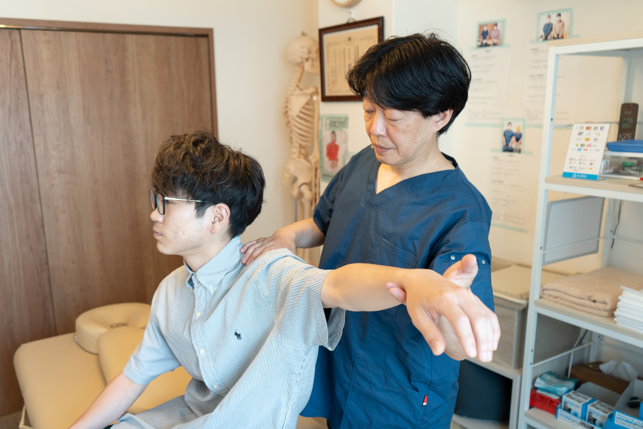 千歳烏山店で首肩まわりの緊張や姿勢を確認する様子